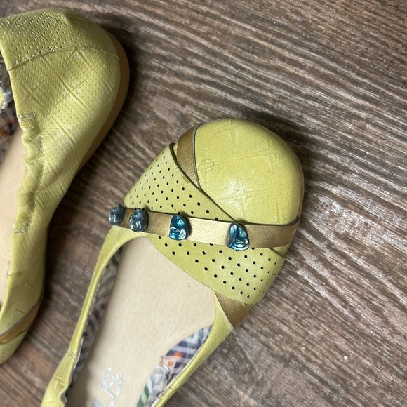 MJUS NWOT 9.5 green/Yellow Flats with Perforated Upper and jewelled toes so cute - Picture 4 of 10